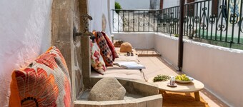 Holiday Home '1900's Traditional House in Asklipio' with Private Terrace, Wi-Fi and Air Conditioning