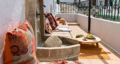 Holiday Home '1900's Traditional House in Asklipio' with Private Terrace, Wi-Fi and Air Conditioning