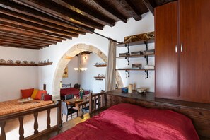 1 bedroom, free WiFi, bed sheets - Holiday Home '1900's Traditional House in Asklipio' with Private Terrace, Wi-Fi and Air Conditioning (Rhodes)