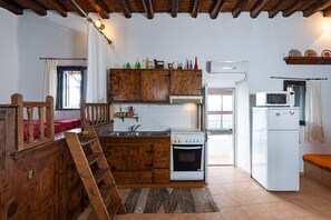 Fridge, microwave, stovetop, coffee/tea maker - Holiday Home '1900's Traditional House in Asklipio' with Private Terrace, Wi-Fi and Air Conditioning (Rhodes)