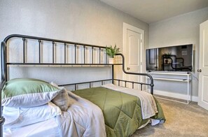 A bedroom with a metal bed frame, a green bedspread, and a white pillow. - 5 Mins From Fountain Square ! (Indianapolis)