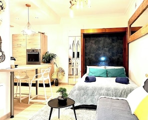 Tabla de planchar con plancha, wifi y ropa de cama