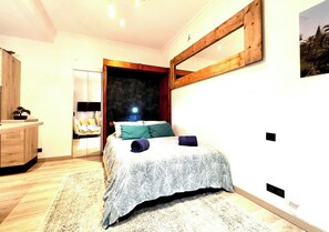 Tabla de planchar con plancha, wifi y ropa de cama