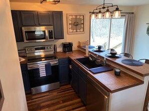 Een koelkast, een microgolfoven, een oven, een kookplaat