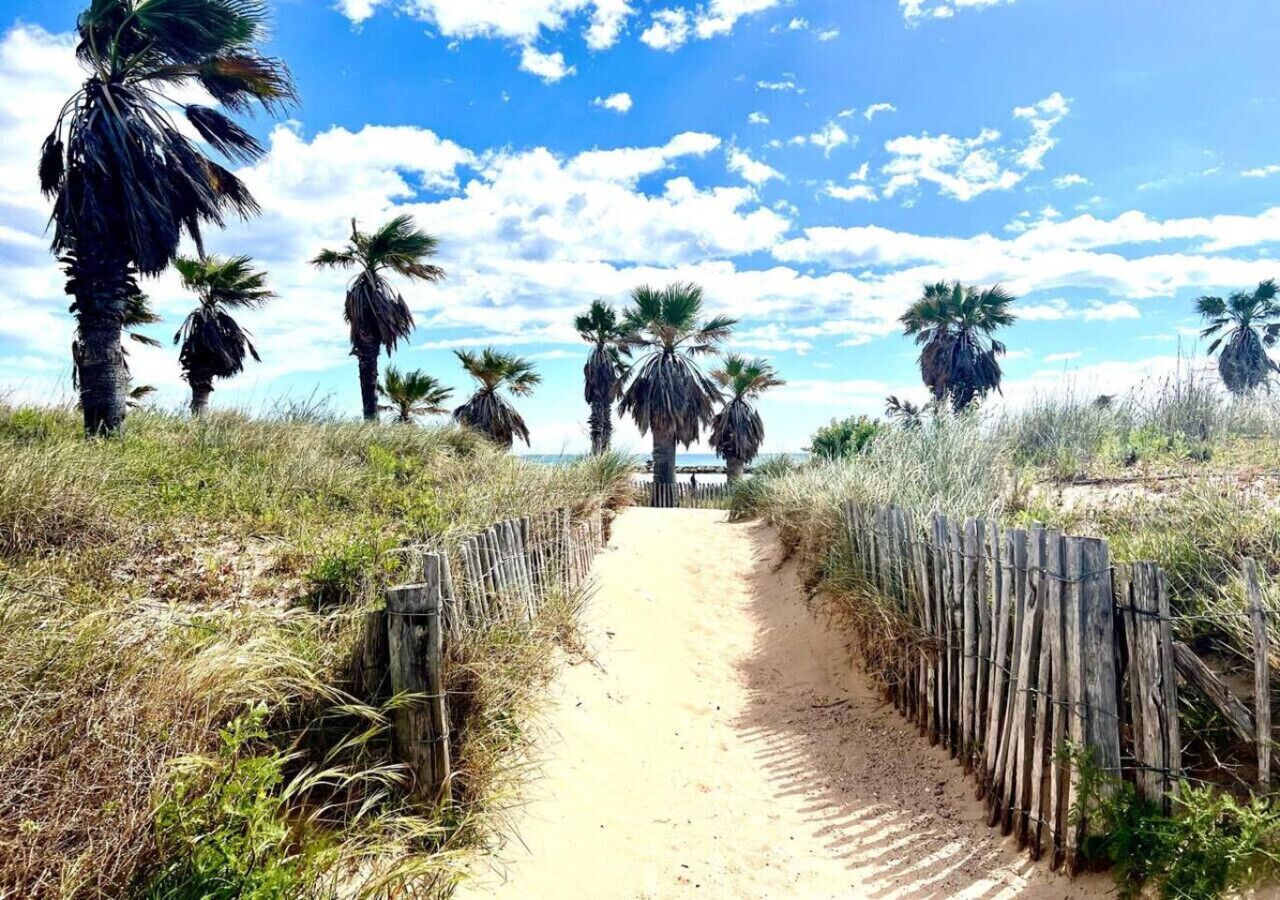 Una spiaggia nelle vicinanze