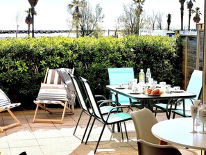 Outdoor dining - Eclat Marine 3*-Park- AC-Beach 20 meters away (ST AYGULF)