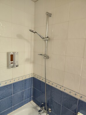 Douche, serviettes fournies