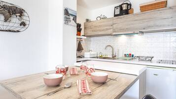 Réfrigérateur, micro-ondes, four, plaque de cuisson