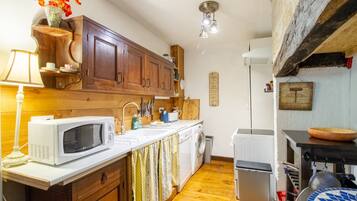 Een koelkast, een magnetron, een oven, een kookplaat