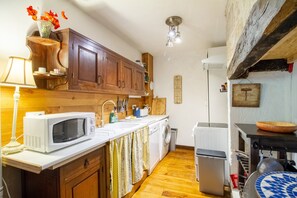 Fridge, microwave, oven, stovetop - Le Mirador – Stunning Views of La Roque-Gageac and the Dordogne – Two Private Balconies (Vezac)