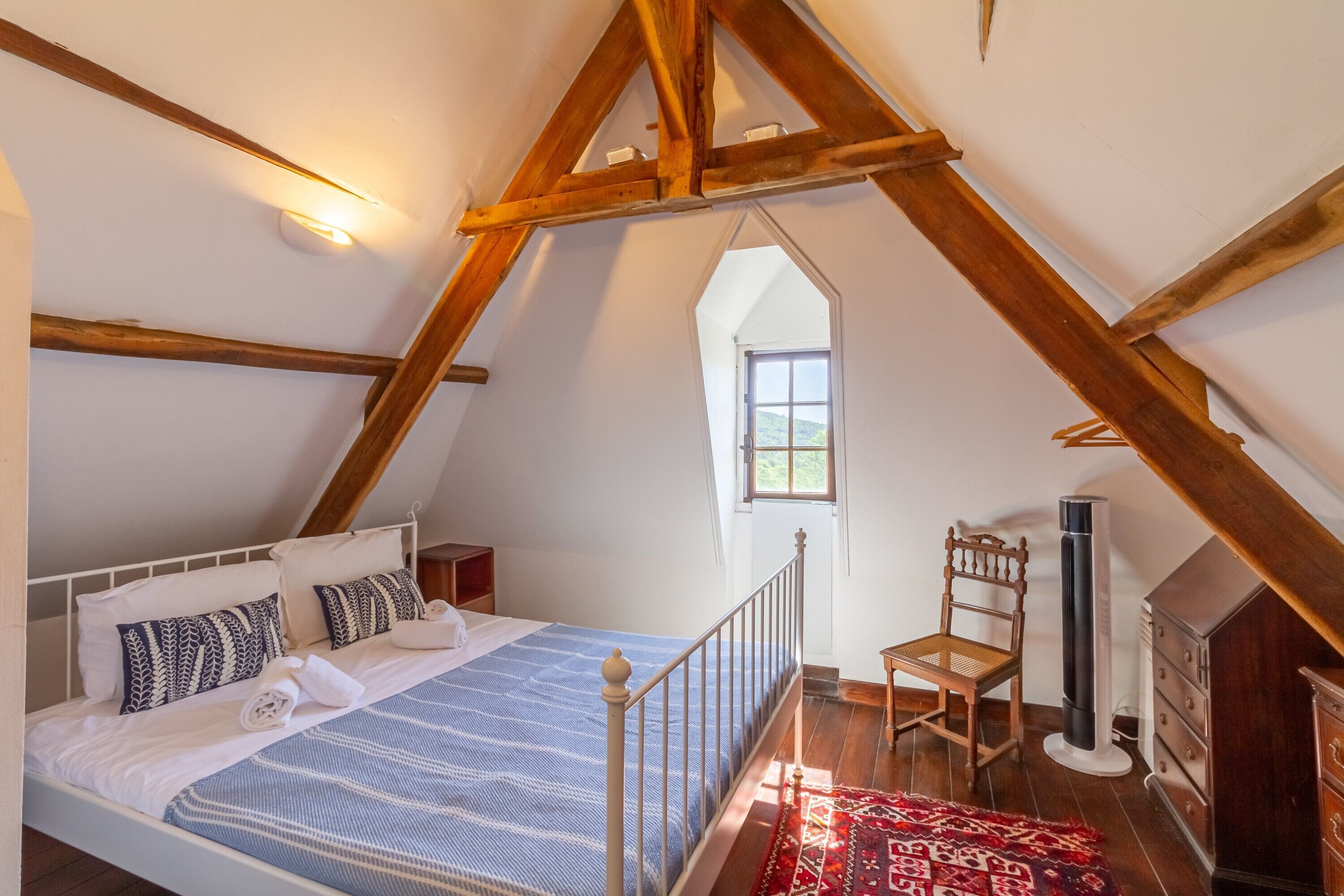 2 bedrooms, iron/ironing board, bed sheets