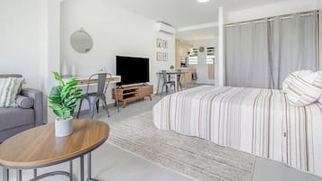 Caixa forta a l'habitació, escriptori i planxa i posts de planxar