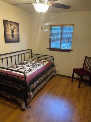 2 bedrooms, WiFi, bed sheets - Cozy, quiet picturesque cabin in the pines & perfect escape from the heat! (Forest Lakes)