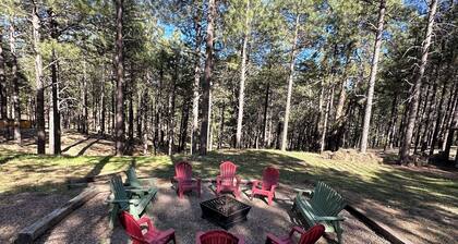 Cozy, quiet picturesque cabin in the pines & perfect escape to winter wonderland