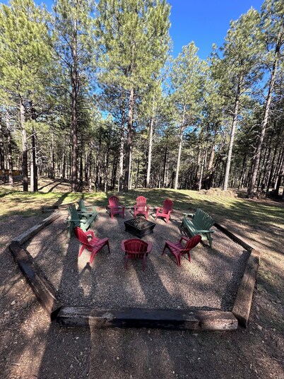 Cozy, quiet picturesque cabin in the pines & perfect escape from the heat!