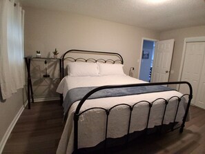 3 habitaciones, escritorio y tabla de planchar con plancha 