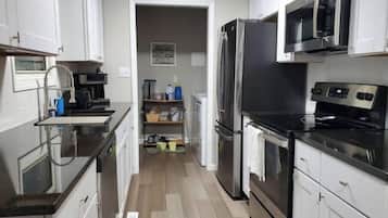 Geladeira, micro-ondas, fogão, cooktop