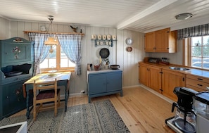 Fridge, microwave, oven, stovetop - 3 bedroom lovely home in Sjusjøen (Sjusjøen)