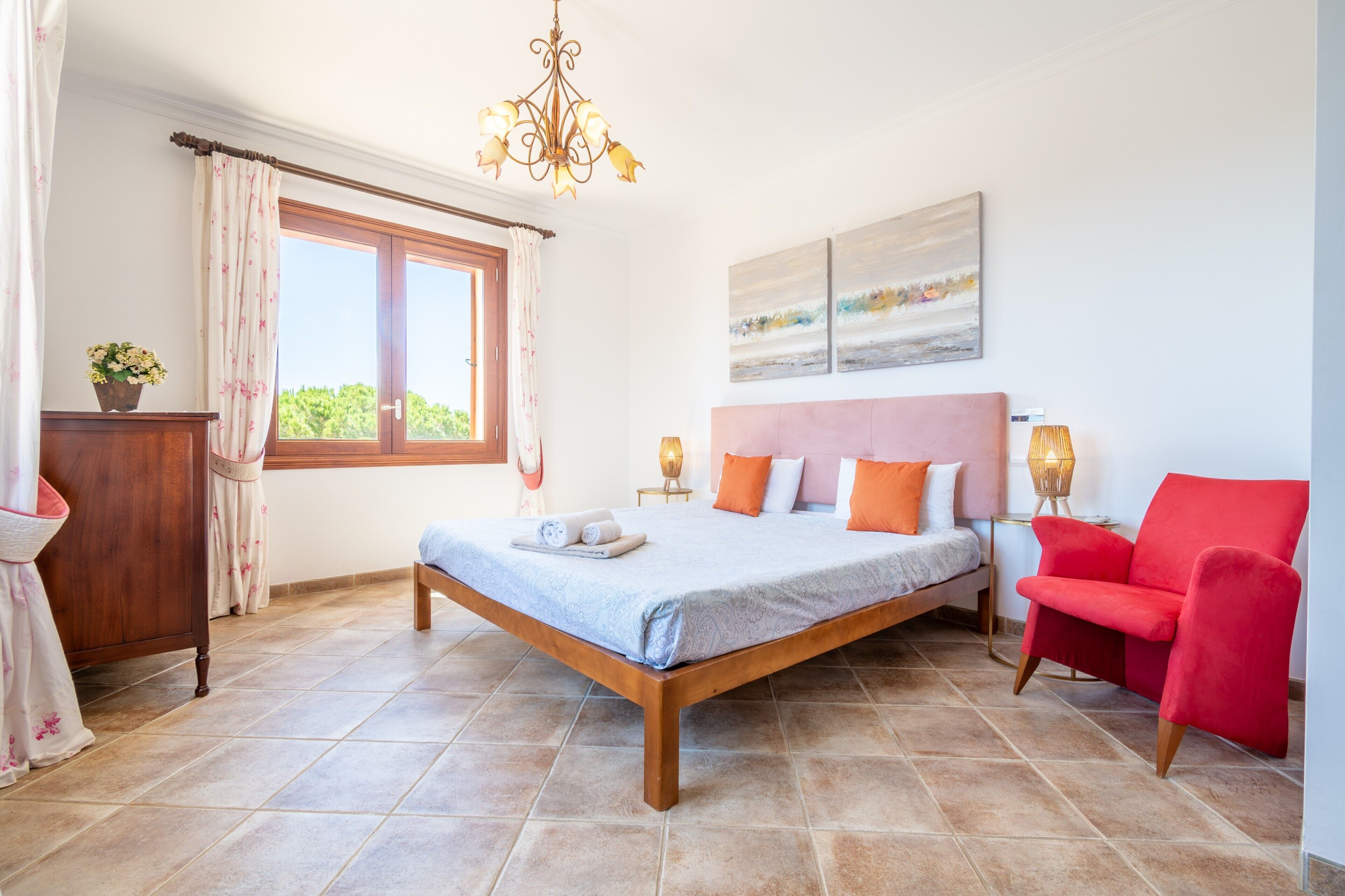 4 slaapkamers, een strijkplank/strijkijzer, gratis wifi, beddengoed