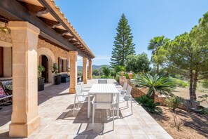 Outdoor dining - Villa 'Finca Son Manxo' with Mountain View, Wi-Fi and Air Conditioning (Illes Balears)