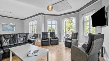 Smart TV, foosball, table tennis