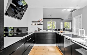 Fridge, microwave, stovetop, dishwasher