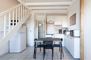 Fridge, microwave, oven, stovetop - Apartment 'Duplex Parking Centre Ville' with Lake View, Shared Terrace and Air Conditioning (Martigues)