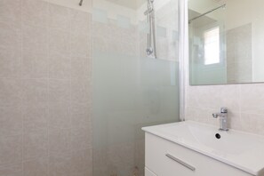 Shower, free toiletries, hair dryer, towels