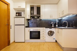 Een koelkast, een magnetron, een oven, een kookplaat