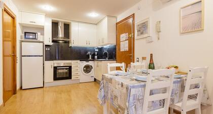 Apartment 'Sauc Beach' with Private Terrace, Wi-Fi and Air Conditioning