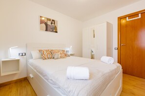 3 slaapkamers, een strijkplank/strijkijzer, gratis wifi, beddengoed