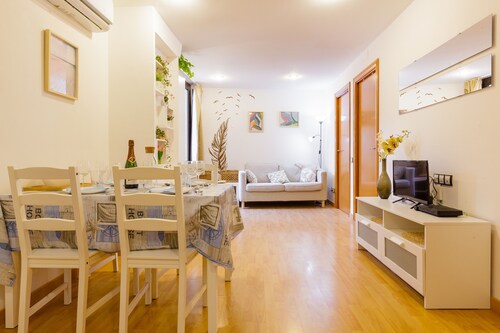 Apartment 'Sauc Beach' with Private Terrace, Wi-Fi and Air Conditioning