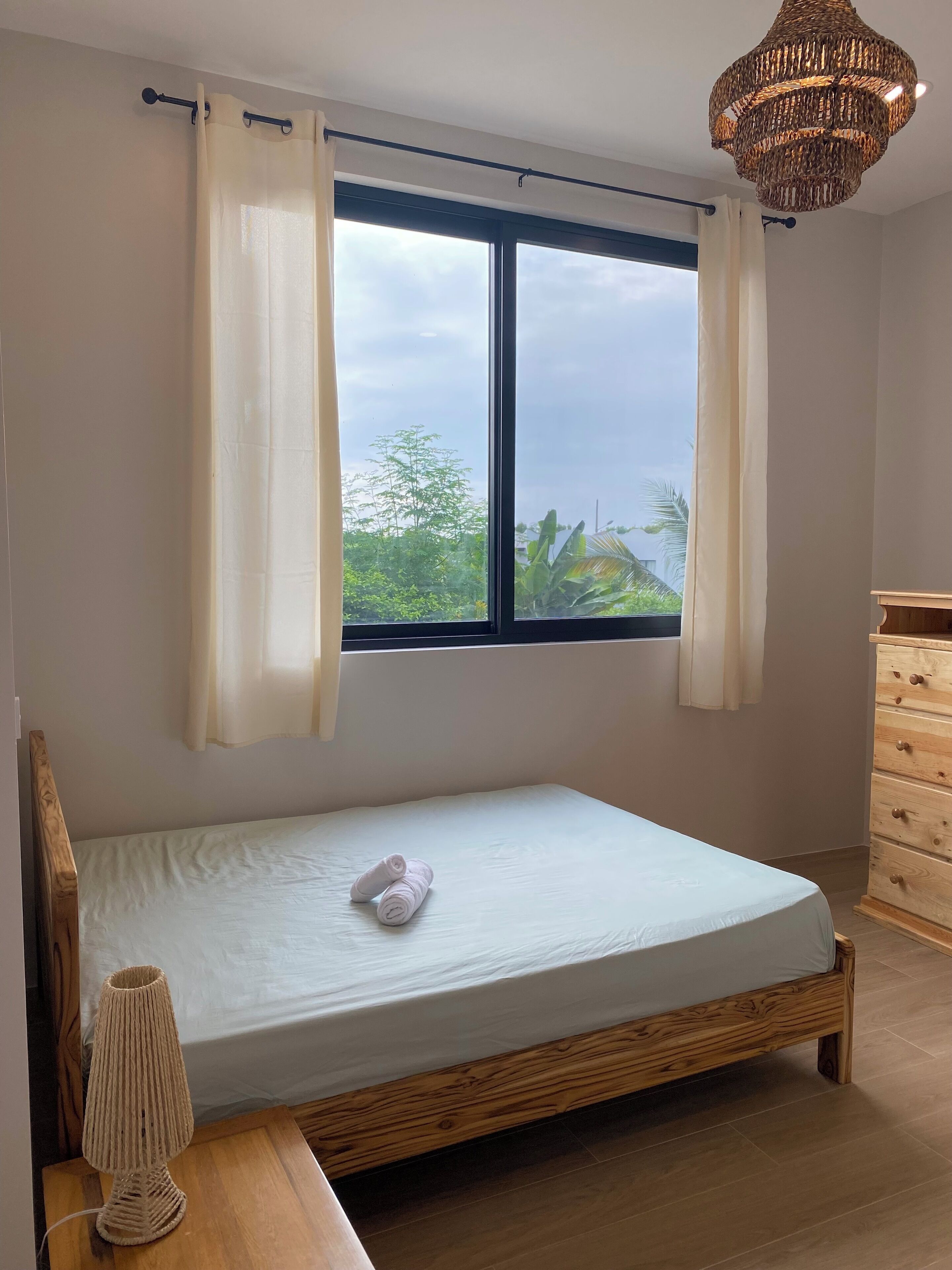 2 عدّة غرف نوم وواي فاي مجانًا وملاءات أسرّة