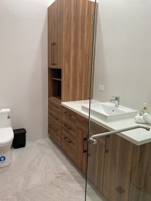 Handtücher, Seife, Shampoo, Toilettenpapier