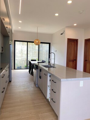 ثلاجة، ميكروويف، فرن، موقد طهي مسطح