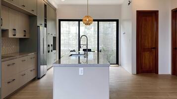 Jääkaappi, mikroaaltouuni, uuni, liesi