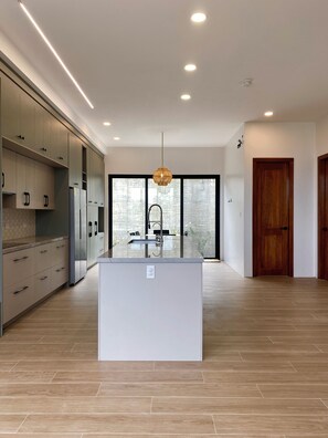 ثلاجة، ميكروويف، فرن، موقد طهي مسطح