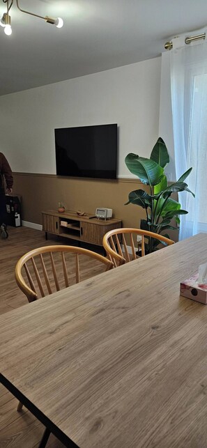 Dining - Un nid douillet très élégant aux portes de Paris. (Saint-Denis)