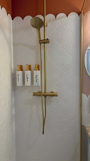 Dusche, Haartrockner, Handtücher, Seife