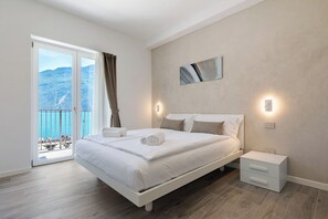 2 bedrooms, iron/ironing board, free WiFi, bed sheets - Apartment 'Jacky's 1' with Lake View, Wi-Fi and Air Conditioning (Limone sul Garda)