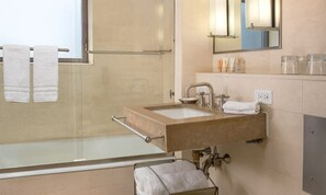 ヘアドライヤー、タオル、石鹸、シャンプー