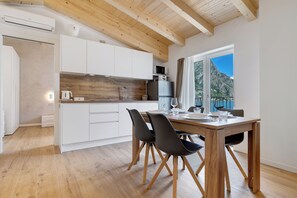 Kjøleskap, mikrobølgeovn, kokeplater og kaffetrakter/tekoker