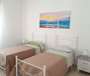 2 عدّة غرف نوم ومكواة/لوح كي وملاءات أسرّة