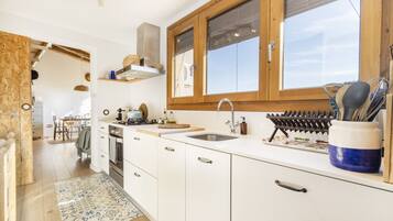 Een koelkast, een oven, een kookplaat, een vaatwasser