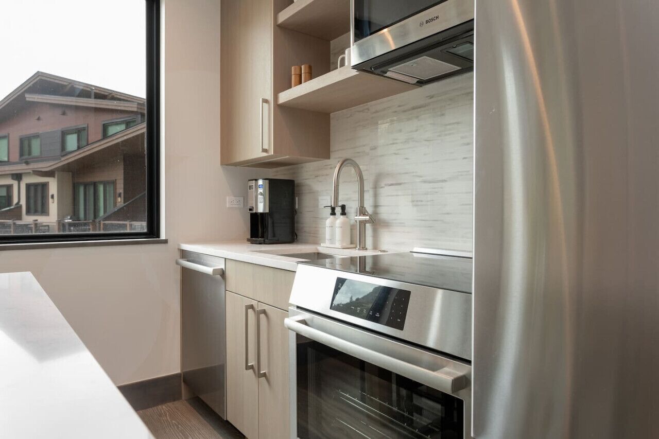 ثلاجة، ميكروويف، فرن، موقد طهي مسطح