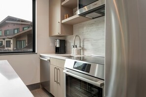 Køleskab, mikrobølgeovn, ovn, kogeplade