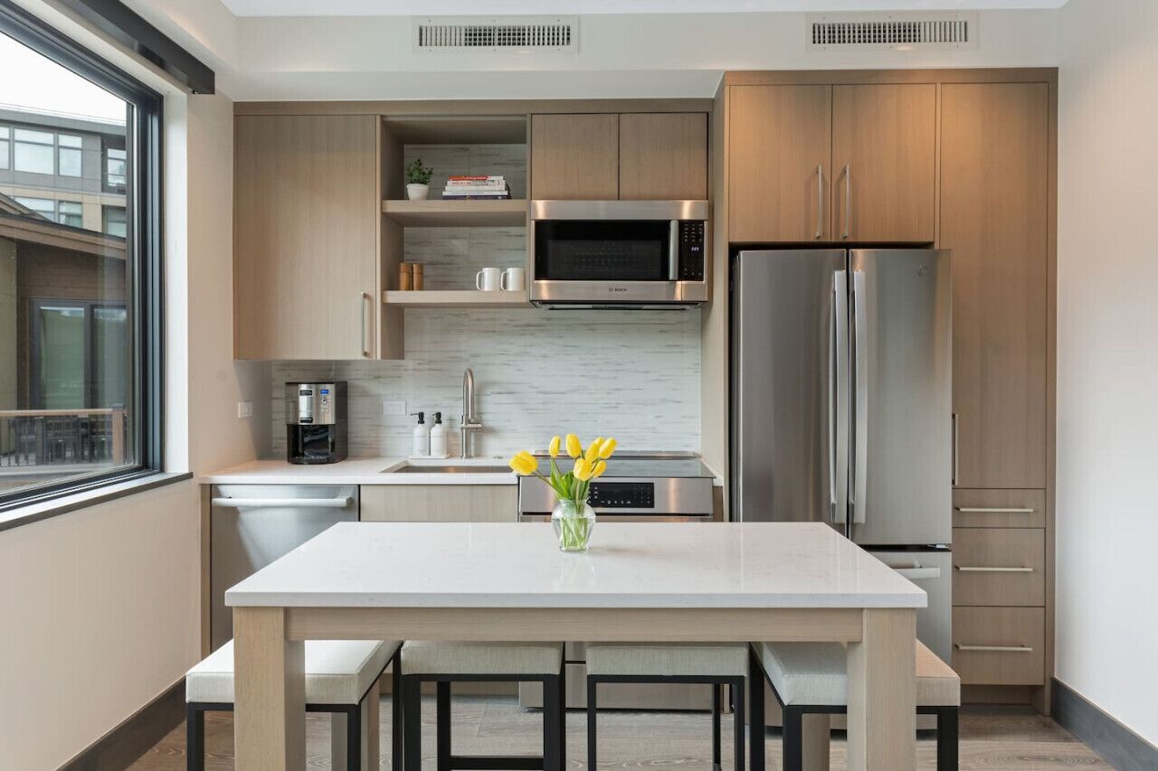 Kjøleskap, mikrobølgeovn, ovn og kokeplater