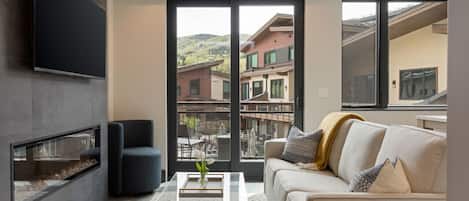 Televisión y chimenea