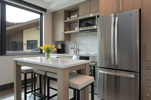 Frigorífico, microondas, horno y placa de cocina