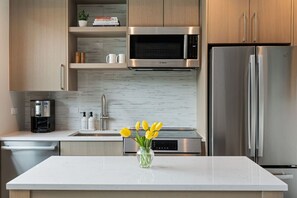 Frigorífico, microondas, horno y placa de cocina